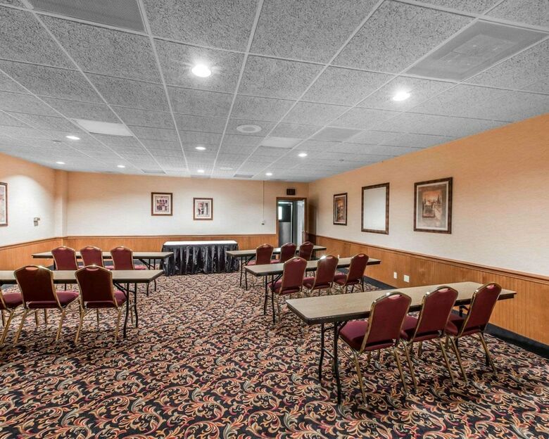 Hotel Quality Inn  And  Suites Conference Center