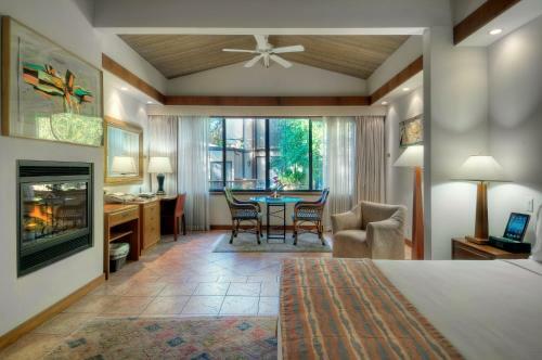 Dinah's Garden Hotel & Trader Vic's