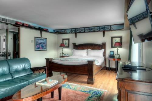 Dinah's Garden Hotel & Trader Vic's