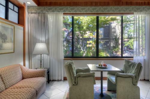 Dinah's Garden Hotel & Trader Vic's