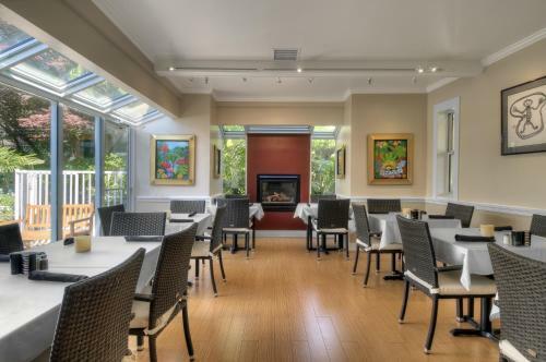 Dinah's Garden Hotel & Trader Vic's