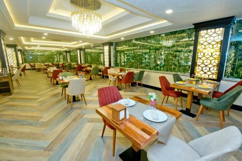 Rich Hotel