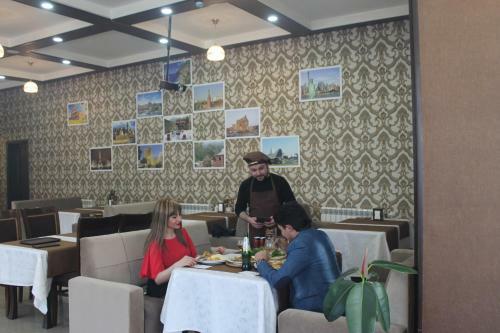 Albergue East House Hotel