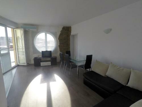 Sunny Cove Apartments