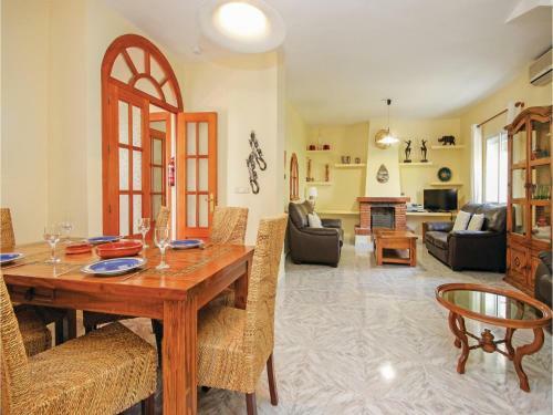 Four-bedroom Holiday Home Coin With A Fireplace 07