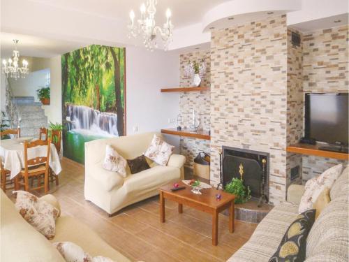 Six-bedroom Holiday Home In Sayalonga