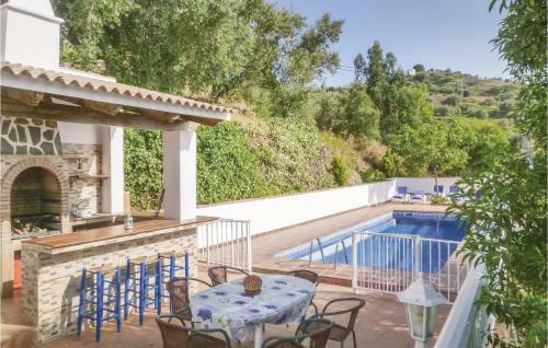 Six-bedroom Holiday Home In Sayalonga