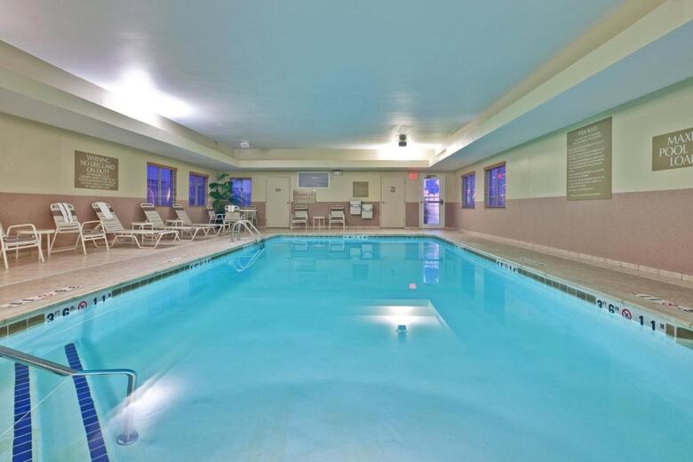 Hotel *candlewood Suites*