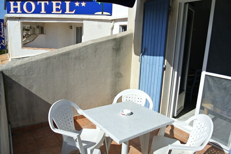 Hotel Les Palmiers En Camargue