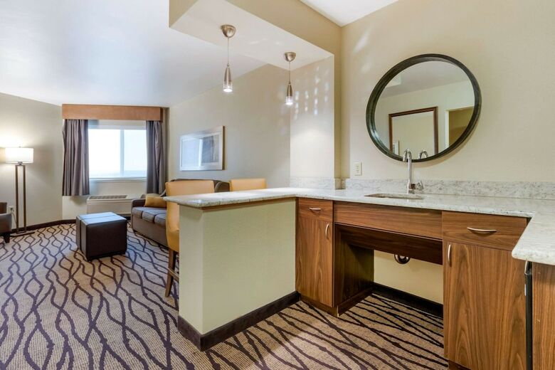 Holiday Inn Express Hotel & Suites
