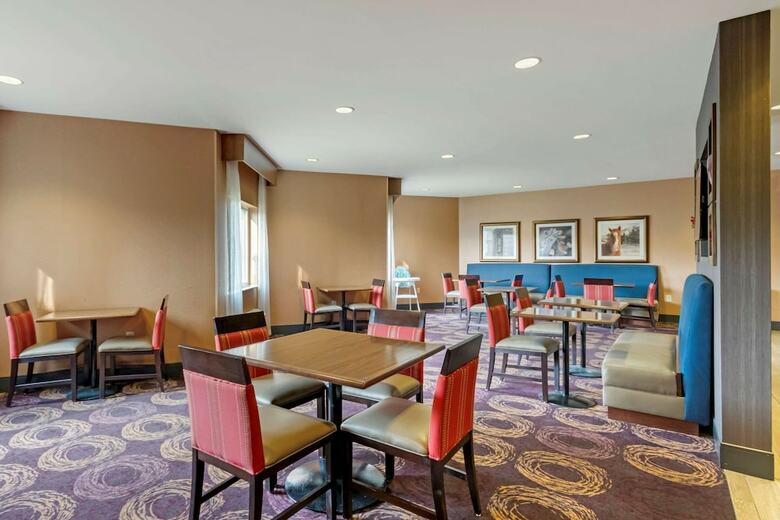 Holiday Inn Express Hotel & Suites