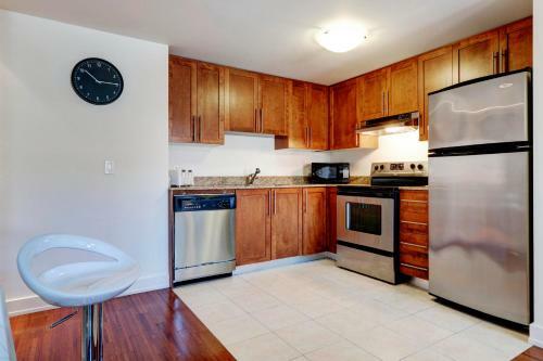 Palais-des-congr�s Furnished Apartments