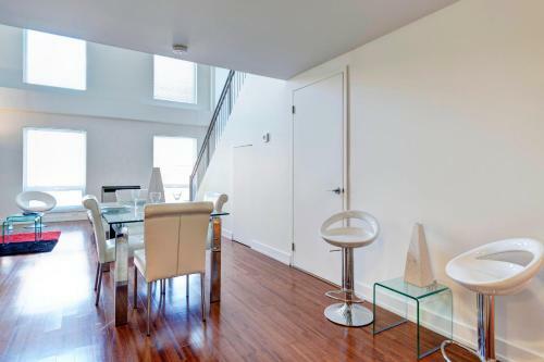 Palais-des-congr�s Furnished Apartments