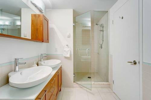 Palais-des-congr�s Furnished Apartments