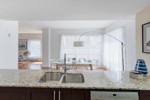 Palais-des-congr�s Furnished Apartments