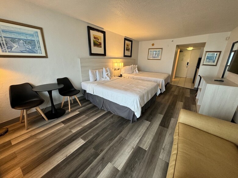*emerald Shores Hotel*