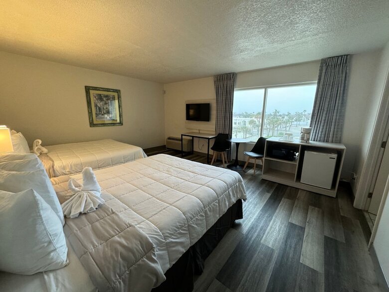 *emerald Shores Hotel*