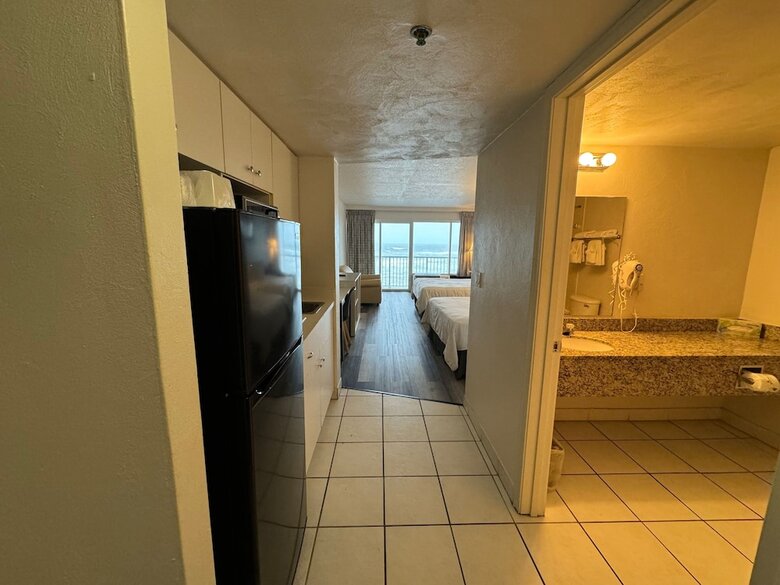 *emerald Shores Hotel*