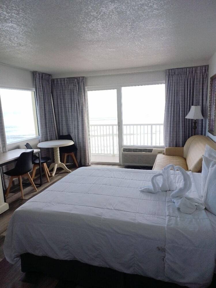 *emerald Shores Hotel*