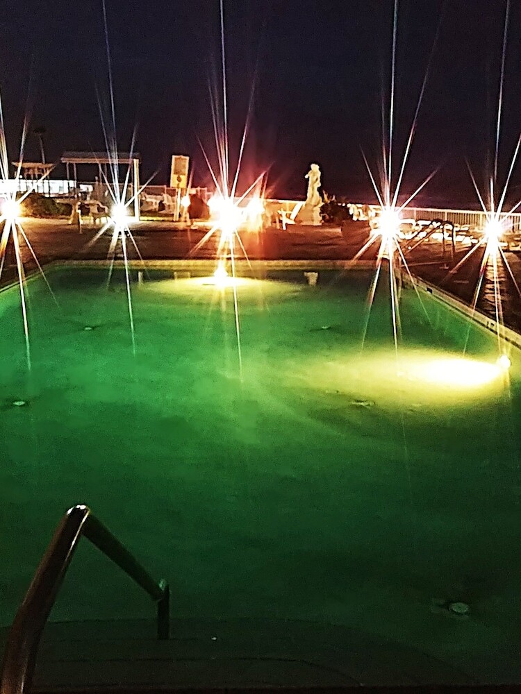 *emerald Shores Hotel*