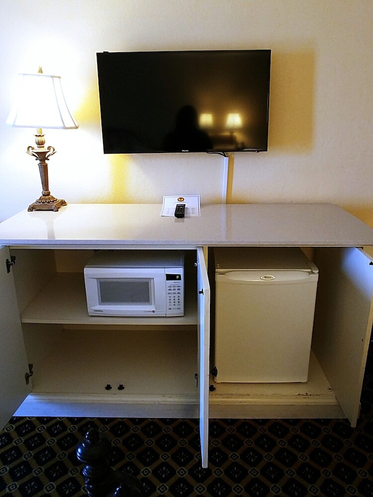 *emerald Shores Hotel*