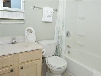 Hotel Resortquest Rentals At Islander Condominiums