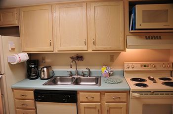 Hotel Resortquest Rentals At Islander Condominiums