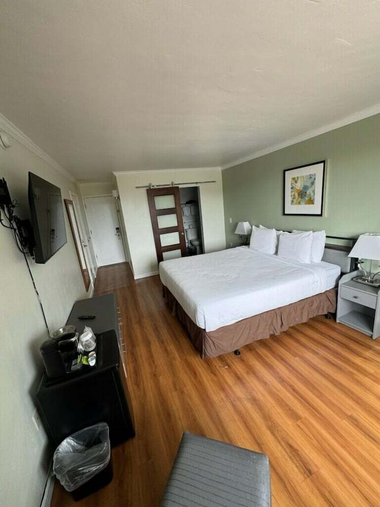 Hotel Marina Village Inn