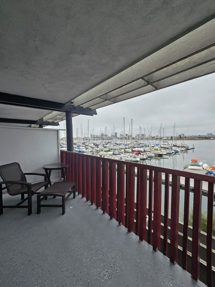 Hotel Marina Village Inn