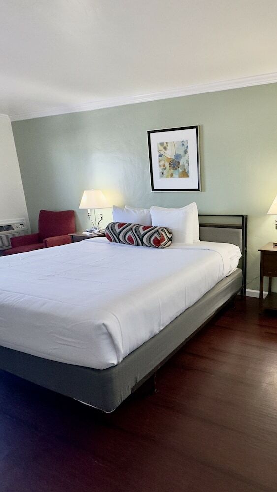 Hotel Marina Village Inn