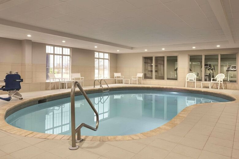 Hotel Country Inn & Suites