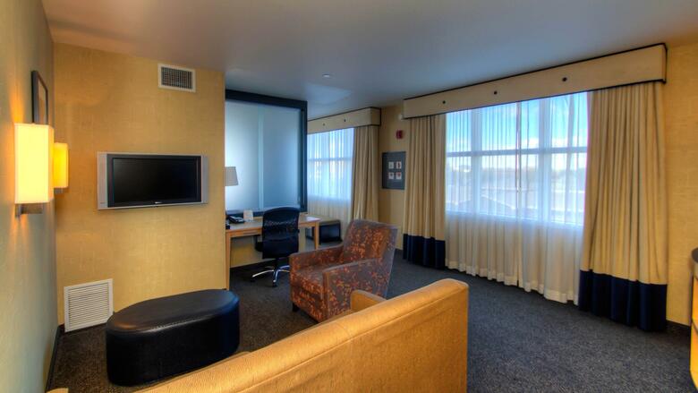 Hotel Cambria Suites