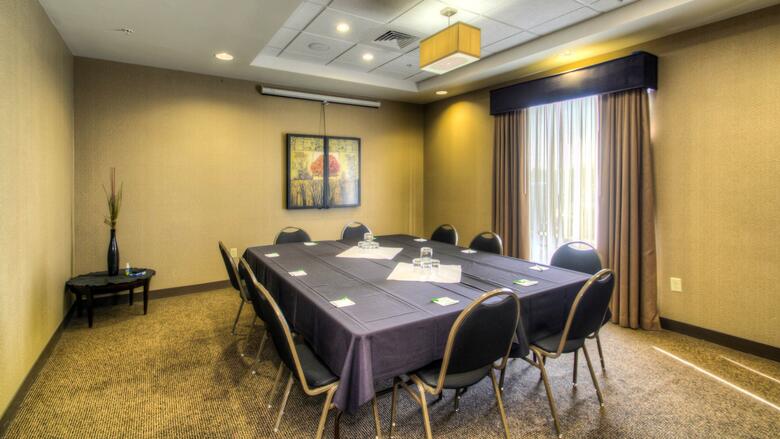 Hotel Cambria Suites