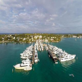 Hotel Valentines Resort & Marina