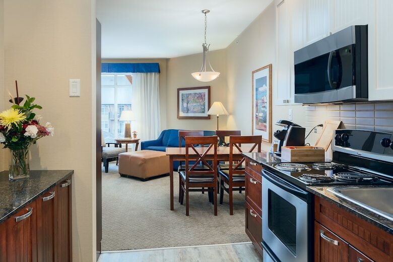 Hotel Summerland Waterfront Resort