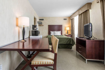 Hotel Quality Suites Montreal Aeroport