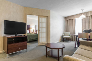 Hotel Quality Suites Montreal Aeroport