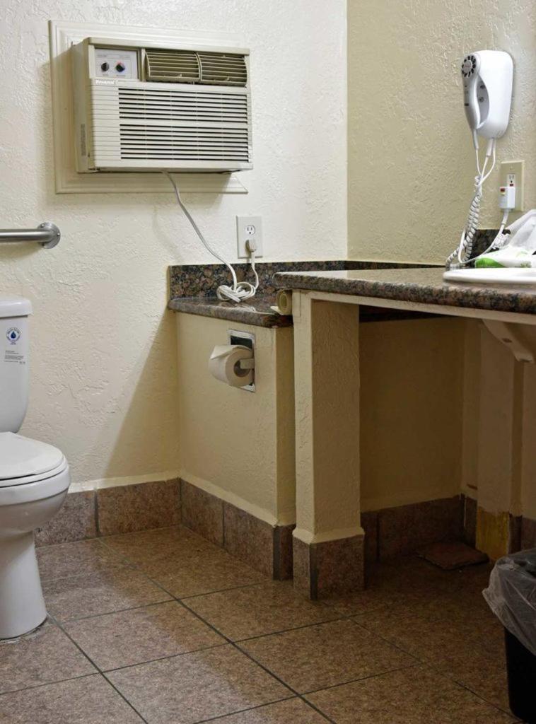 Hotel Monterey Pines Inn