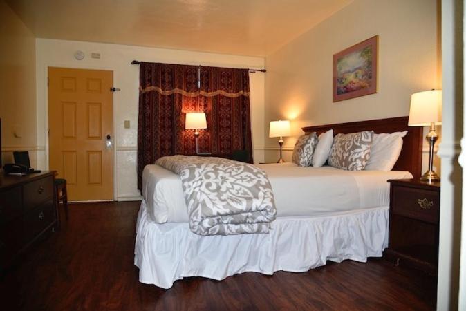 Hotel Monterey Pines Inn