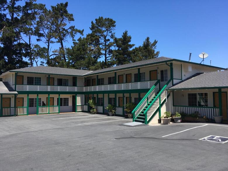 Hotel Monterey Pines Inn