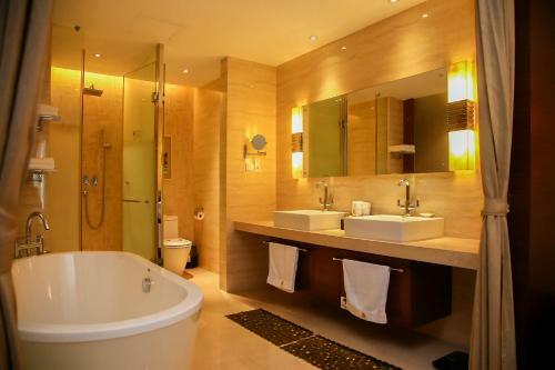 Hotel Golden Bay Resort