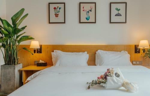 Simon's Travelling With Hotel