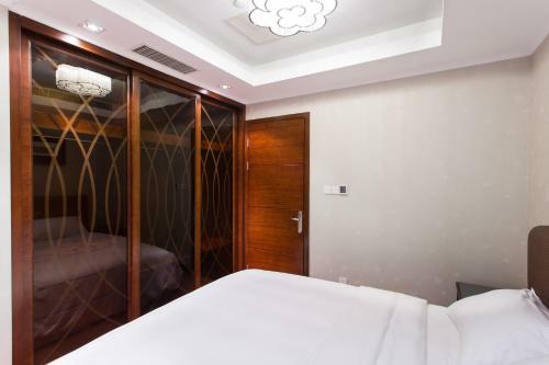 Qingdao Jinshan We+ Holiday Apartment ?wusi Square?