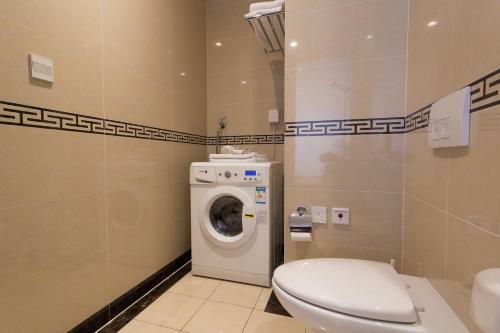 Qingdao Jinshan We+ Holiday Apartment ?wusi Square?