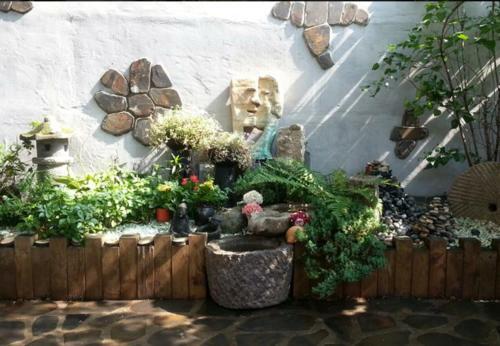Hostal J Garden House