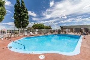 Hotel Rodeway Inn & Suites