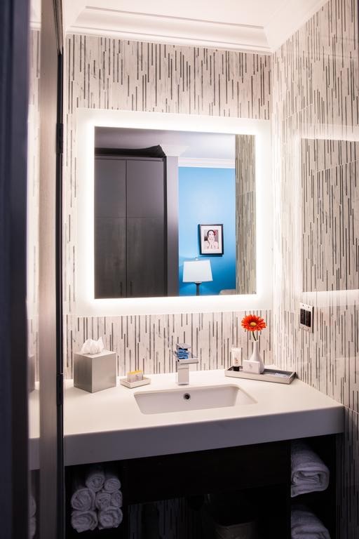 Blvd Hotel & Suites