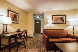 Hotel Comfort Suites At Westgate Mall