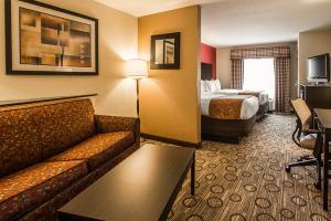 Hotel Comfort Suites At Westgate Mall