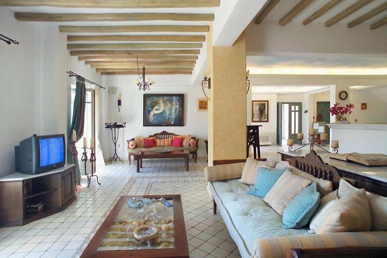 Pelican Bay Art Hotel
